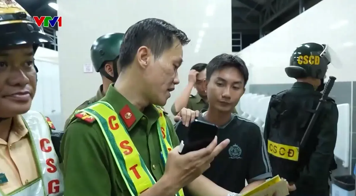 Xuyên đêm kiểm tra tại chợ Bình Điền, phát hiện 2 tài xế dương tính ma túy - Ảnh 2.