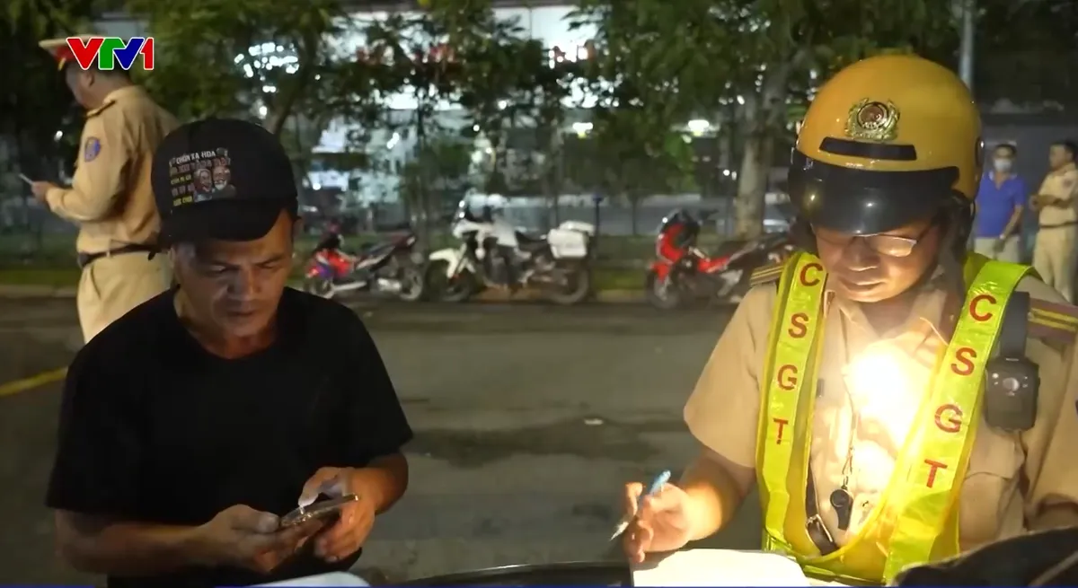 Xuyên đêm kiểm tra tại chợ Bình Điền, phát hiện 2 tài xế dương tính ma túy - Ảnh 1.