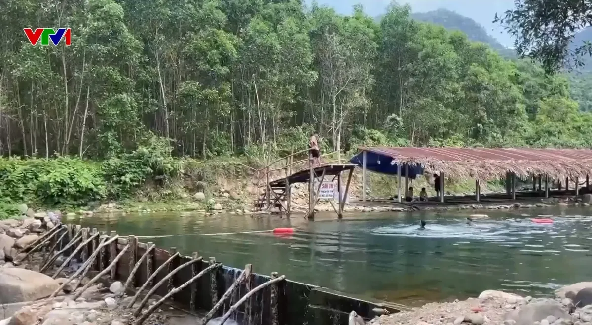 Nhiều đoạn suối ở Huế bị xâm hại để kinh doanh du lịch - Ảnh 1.