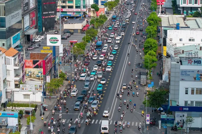 Ùn ứ sau khi đảo chiều làn xe trên đường Cộng Hòa (TP Hồ Chí Minh) - Ảnh 1.