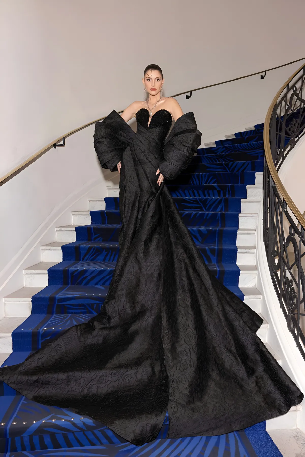 Miss Grand International Isabella Menin quyến rũ tại Cannes với thiết kế “Hoa lan đen” của Lê Thanh Hòa - Ảnh 6.