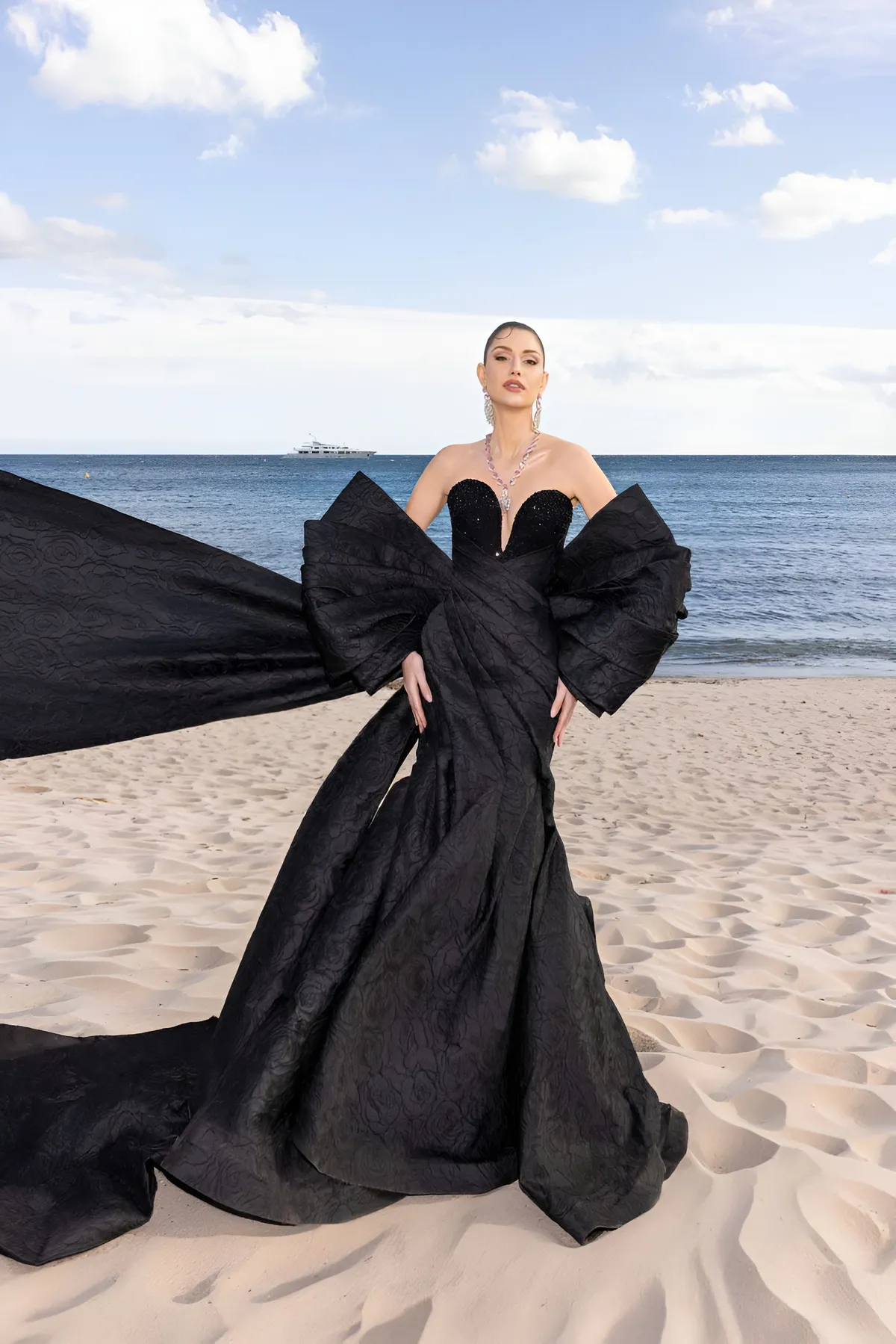 Miss Grand International Isabella Menin quyến rũ tại Cannes với thiết kế “Hoa lan đen” của Lê Thanh Hòa - Ảnh 4.