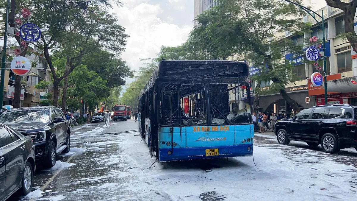Ngọn lửa và khói đen bao trùm xe buýt trên phố Lý Thường Kiệt - Ảnh 2.
