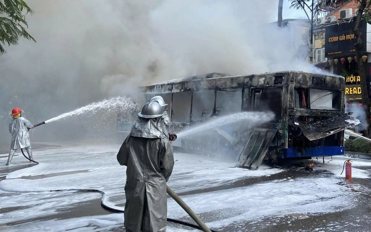 Ngọn lửa và khói đen bao trùm xe buýt trên phố Lý Thường Kiệt - Ảnh 1.