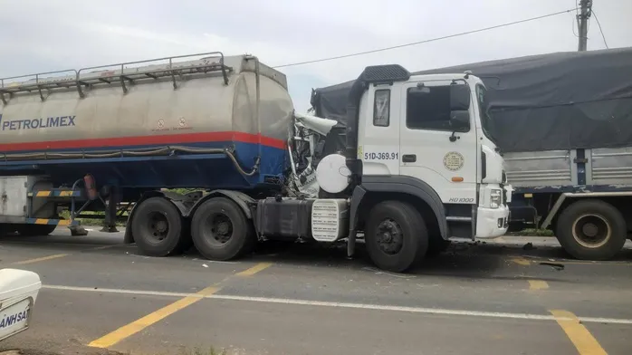 Tai nạn liên hoàn giữa 3 xe tải trên Quốc lộ 14, 1 người bị thương nặng- Ảnh 1. Tai nạn liên hoàn giữa 3 xe tải trên Quốc lộ 14, 1 người bị thương nặng- Ảnh 1.