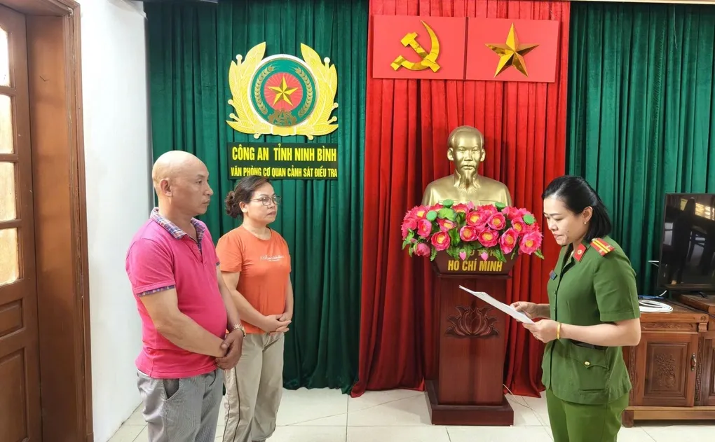 Khởi tố vợ chồng đưa hối lộ c&aacute;n bộ x&atilde; để l&agrave;m hồ sơ đất tr&aacute;i quy định- Ảnh 1.