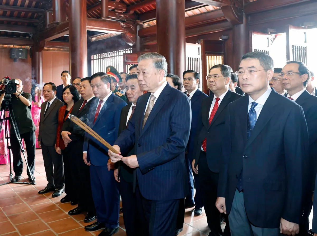 &Aacute;nh s&aacute;ng Hồ Ch&iacute; Minh soi đường cho ch&uacute;ng ta đi- Ảnh 1.