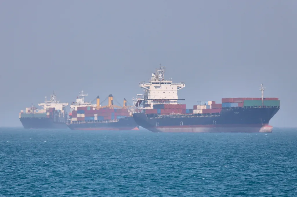 Ch&acirc;u &Acirc;u đ&agrave;m ph&aacute;n với Iran về eo biển Hormuz - Ảnh 1.