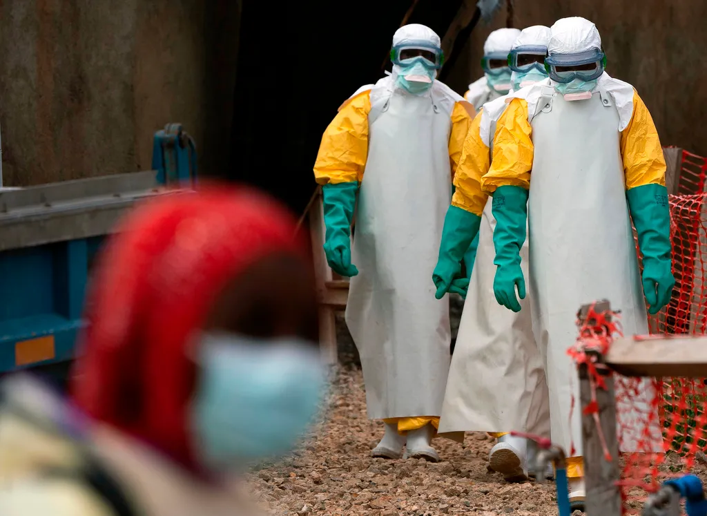 Nguy cơ l&acirc;y lan virus Ebola xuy&ecirc;n bi&ecirc;n giới - Ảnh 4.