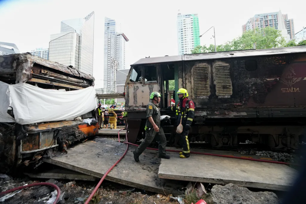 Va chạm nghiêm trọng giữa tàu chở hàng và xe bus ở Bangkok, ít nhất 8 người thiệt mạng- Ảnh 3. Va chạm nghiêm trọng giữa tàu chở hàng và xe bus ở Bangkok, ít nhất 8 người thiệt mạng- Ảnh 3.