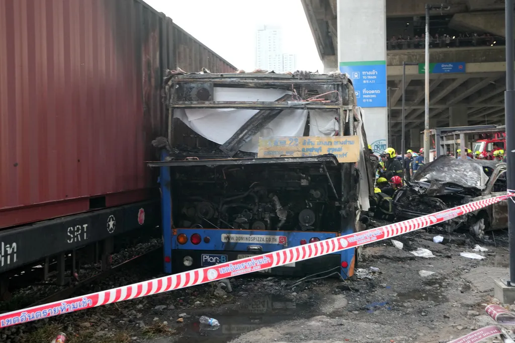 Va chạm nghiêm trọng giữa tàu chở hàng và xe bus ở Bangkok, ít nhất 8 người thiệt mạng- Ảnh 6. Va chạm nghiêm trọng giữa tàu chở hàng và xe bus ở Bangkok, ít nhất 8 người thiệt mạng- Ảnh 6.