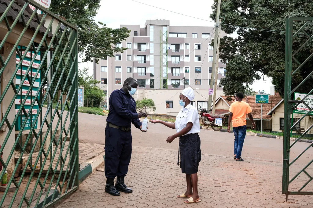 Nguy cơ l&acirc;y lan virus Ebola xuy&ecirc;n bi&ecirc;n giới - Ảnh 3.