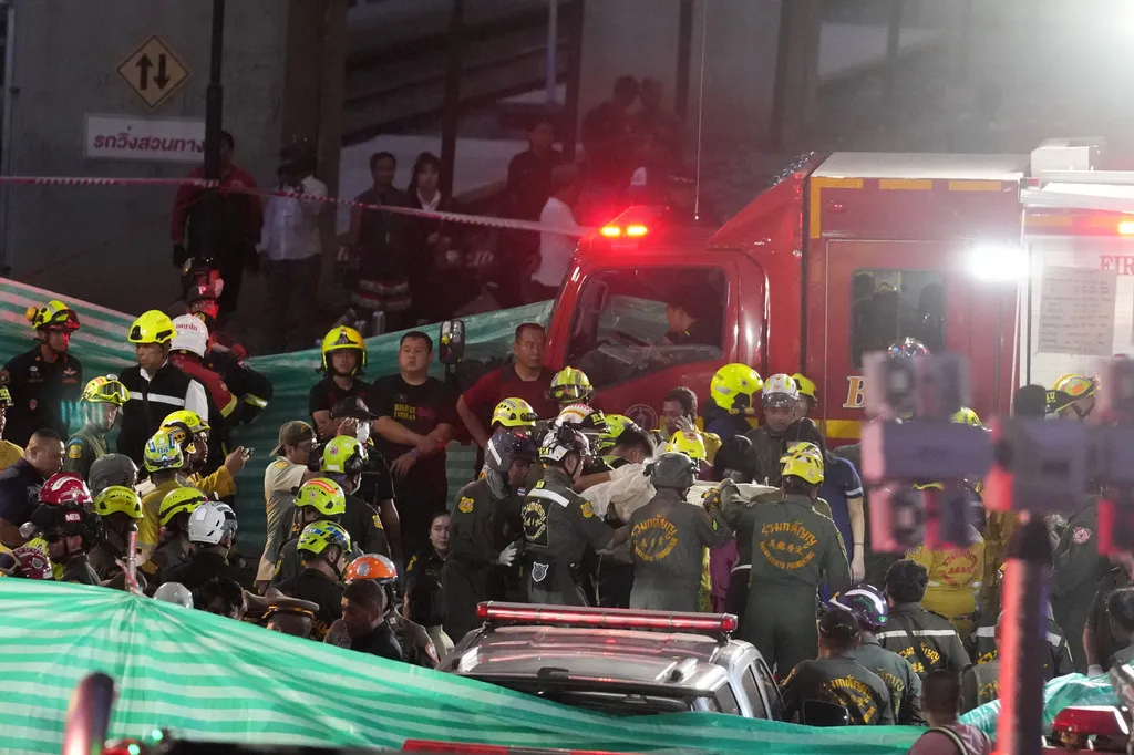 Va chạm nghiêm trọng giữa tàu chở hàng và xe bus ở Bangkok, ít nhất 8 người thiệt mạng- Ảnh 8. Va chạm nghiêm trọng giữa tàu chở hàng và xe bus ở Bangkok, ít nhất 8 người thiệt mạng- Ảnh 8.
