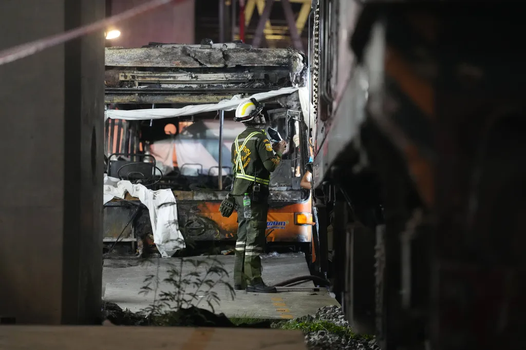 Va chạm nghiêm trọng giữa tàu chở hàng và xe bus ở Bangkok, ít nhất 8 người thiệt mạng- Ảnh 7. Va chạm nghiêm trọng giữa tàu chở hàng và xe bus ở Bangkok, ít nhất 8 người thiệt mạng- Ảnh 7.
