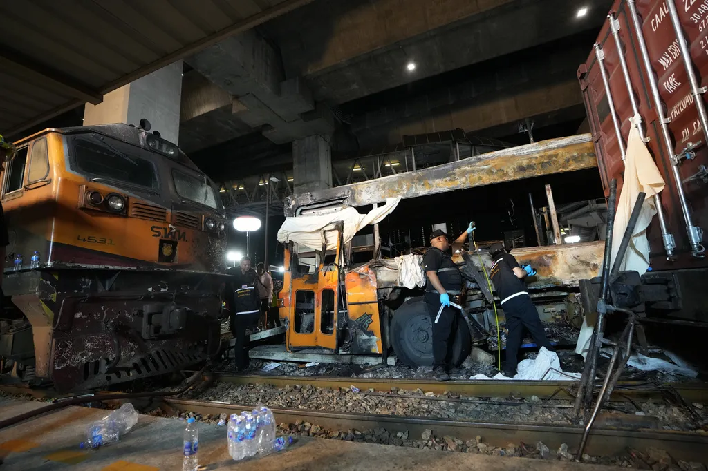 Va chạm nghiêm trọng giữa tàu chở hàng và xe bus ở Bangkok, ít nhất 8 người thiệt mạng- Ảnh 2. Va chạm nghiêm trọng giữa tàu chở hàng và xe bus ở Bangkok, ít nhất 8 người thiệt mạng- Ảnh 2.