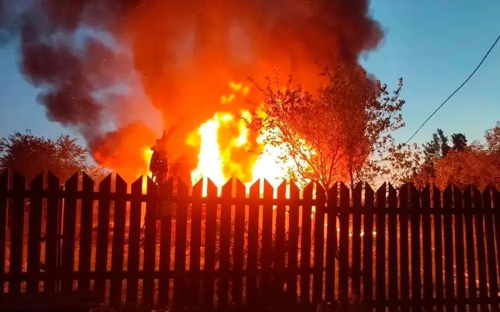 Một ngôi nhà bốc cháy sau vụ tấn công của Ukraine tại Khimki, gần Moscow, Nga, ngày 17/5/2026. (Ảnh: AP)