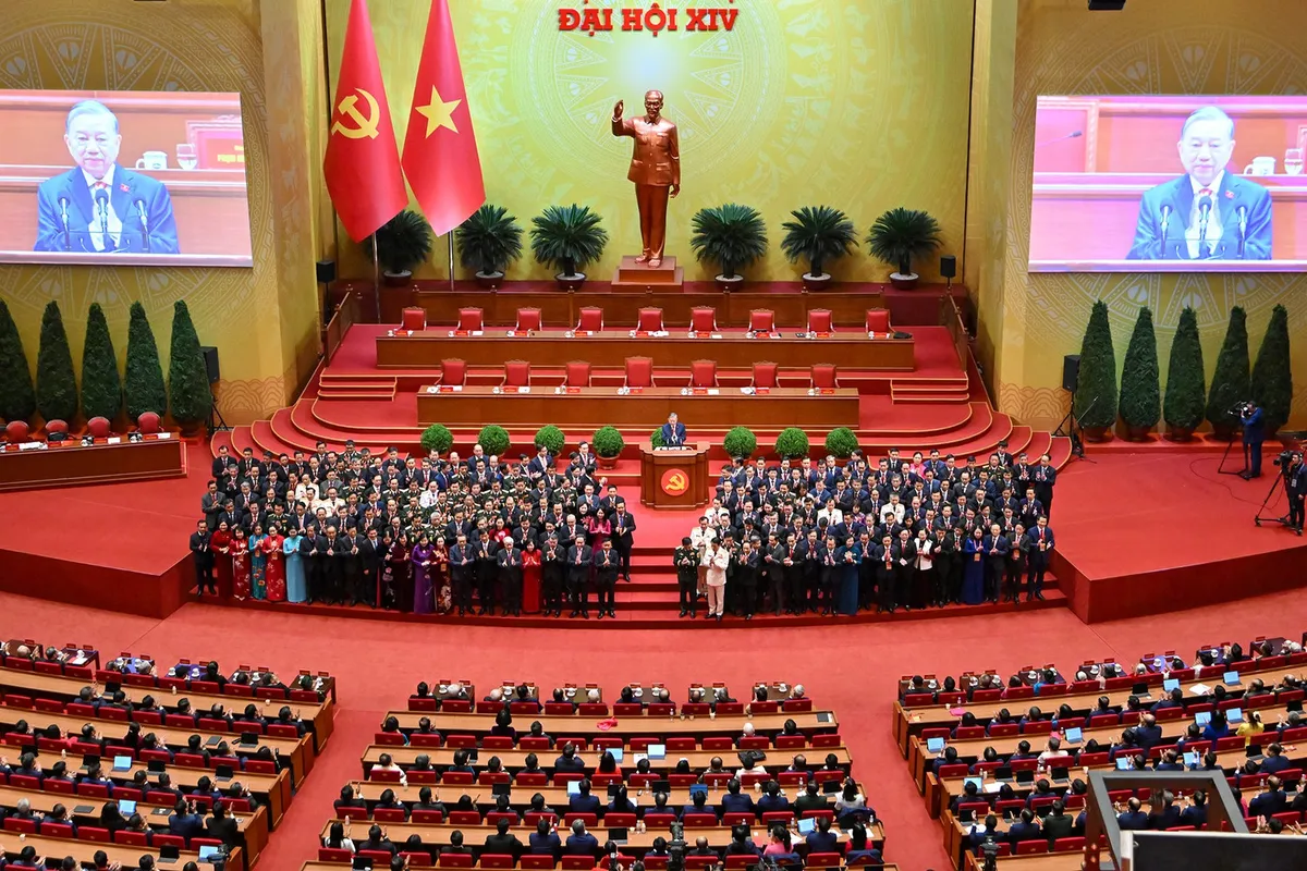 &Aacute;nh s&aacute;ng Hồ Ch&iacute; Minh soi đường cho ch&uacute;ng ta đi- Ảnh 3.