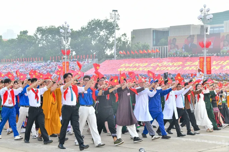 &Aacute;nh s&aacute;ng Hồ Ch&iacute; Minh soi đường cho ch&uacute;ng ta đi- Ảnh 5.