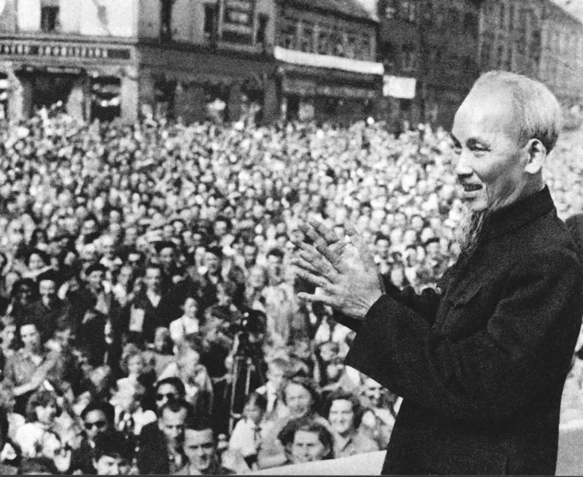 &Aacute;nh s&aacute;ng Hồ Ch&iacute; Minh soi đường cho ch&uacute;ng ta đi- Ảnh 2.