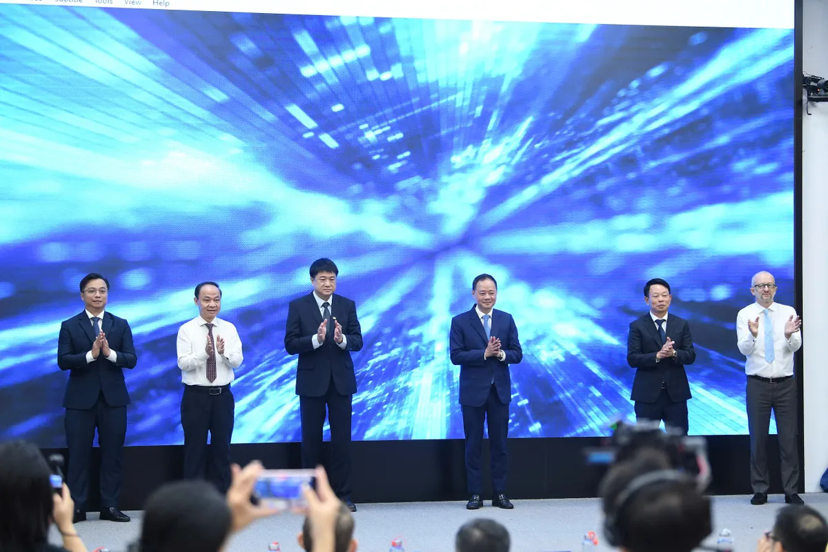 Hàng nghìn học sinh tìm hiểu ngành AI, bán dẫn tại Ngày hội tuyển sinh khoa học - công nghệ - Ảnh 1.