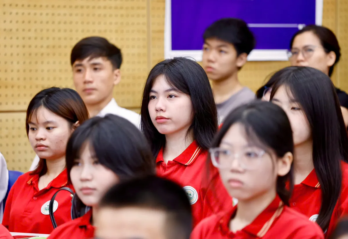 Hàng nghìn học sinh tìm hiểu ngành AI, bán dẫn tại Ngày hội tuyển sinh khoa học - công nghệ - Ảnh 8.