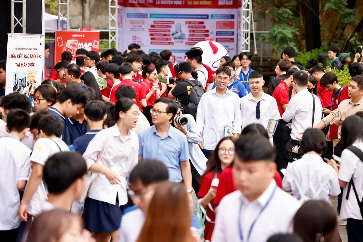 Hàng nghìn học sinh tìm hiểu ngành AI, bán dẫn tại Ngày hội tuyển sinh khoa học - công nghệ - Ảnh 2.