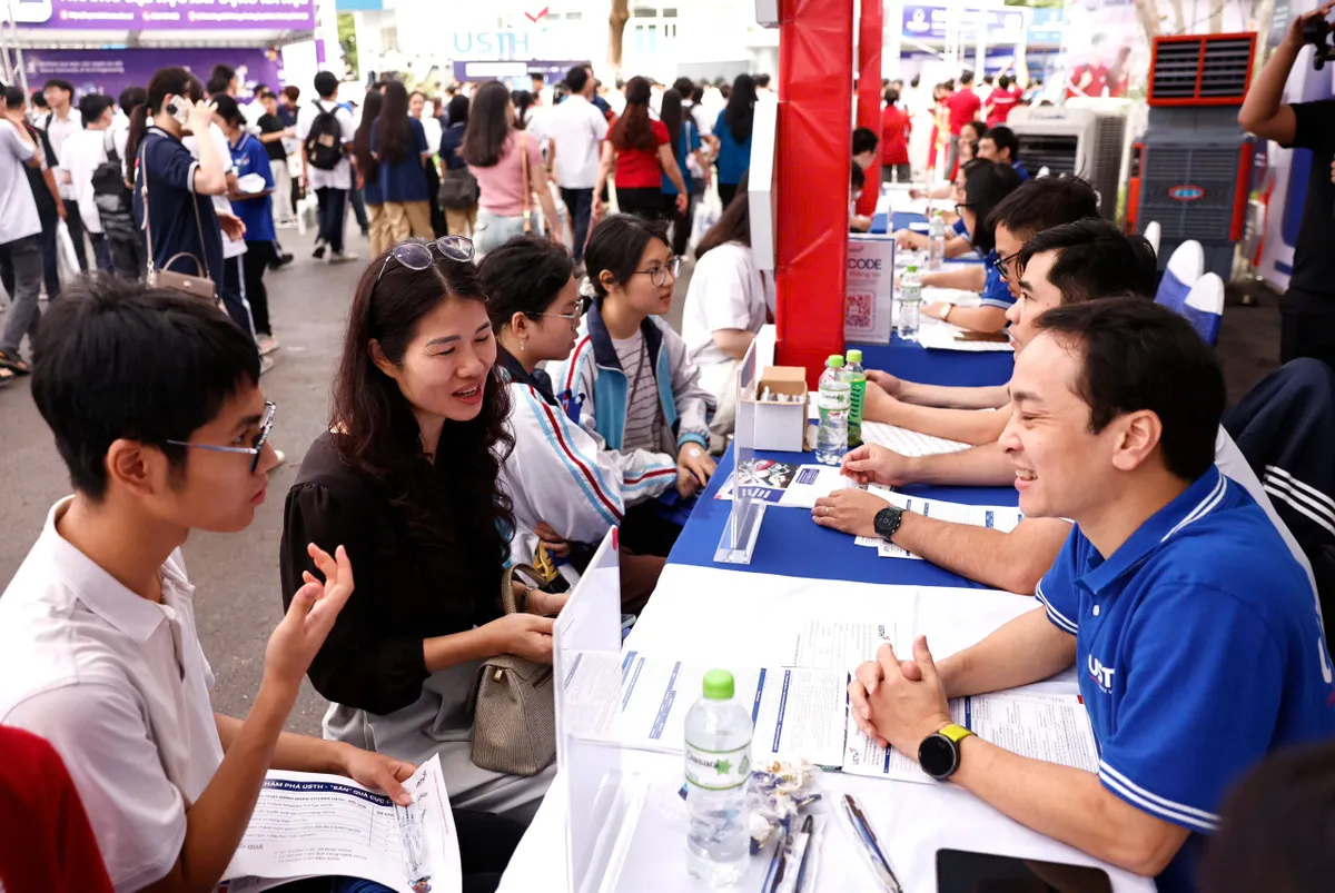 Hàng nghìn học sinh tìm hiểu ngành AI, bán dẫn tại Ngày hội tuyển sinh khoa học - công nghệ - Ảnh 3.