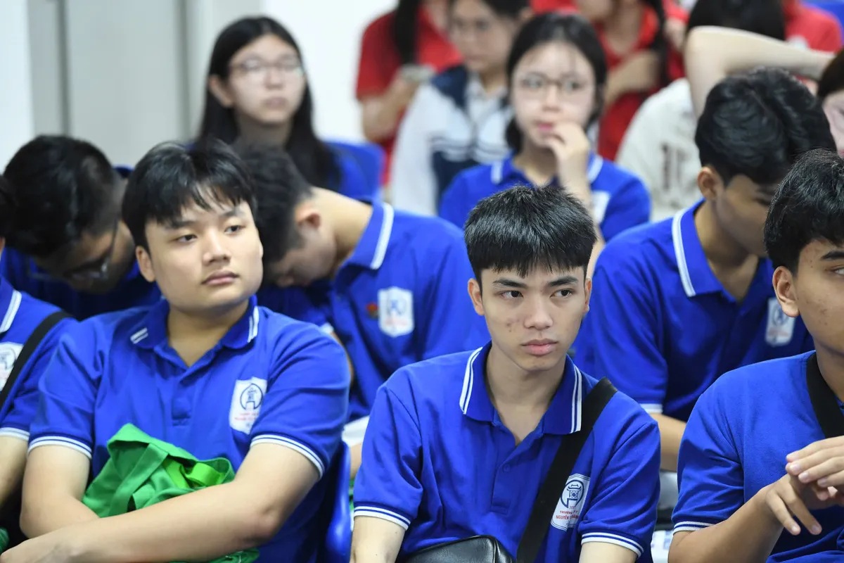 Hàng nghìn học sinh tìm hiểu ngành AI, bán dẫn tại Ngày hội tuyển sinh khoa học - công nghệ - Ảnh 7.