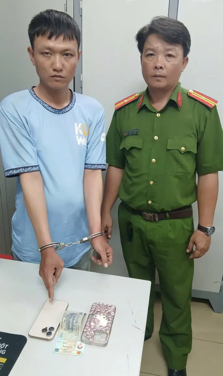 30 phút truy xét, công an TPHCM bắt nhanh đối tượng cướp giật điện thoại- Ảnh 1. 30 phút truy xét, công an TPHCM bắt nhanh đối tượng cướp giật điện thoại- Ảnh 1.