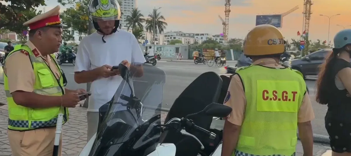 Khánh Hòa: Xử lý nghiêm người nước ngoài vi phạm an toàn giao thông- Ảnh 6. Khánh Hòa: Xử lý nghiêm người nước ngoài vi phạm an toàn giao thông- Ảnh 6.