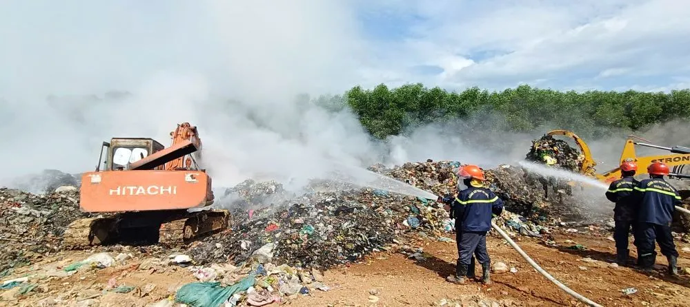 Nỗ lực khống chế đ&aacute;m ch&aacute;y k&eacute;o d&agrave;i tại b&atilde;i r&aacute;c Trường Thủy - Ảnh 2.