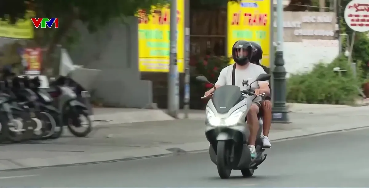 Siết chặt hoạt động cho thuê xe đối với du khách nước ngoài tại các đô thị du lịch - Ảnh 1.