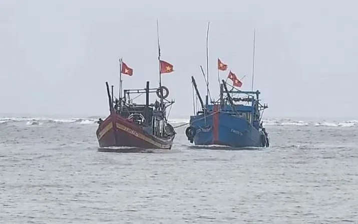 Ngư dân Thanh Hóa tham gia cứu hộ phương tiện bị chìm, lai dắt vào bờ.