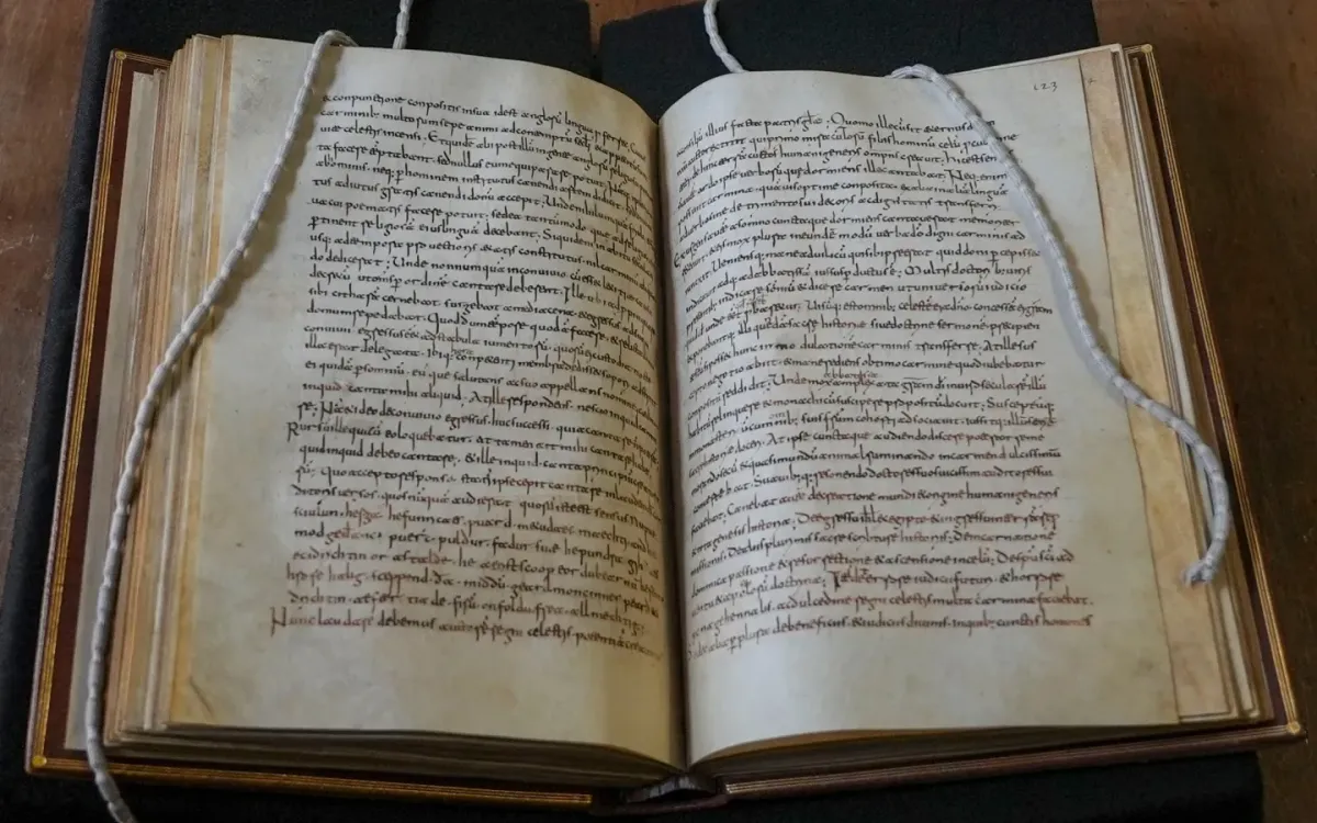 Bản sao hiếm của “Caedmon’s Hymn” trong một bản thảo cổ tại Thư viện Quốc gia Rome, Italy, ngày 8/5/2026. (Ảnh: AP)