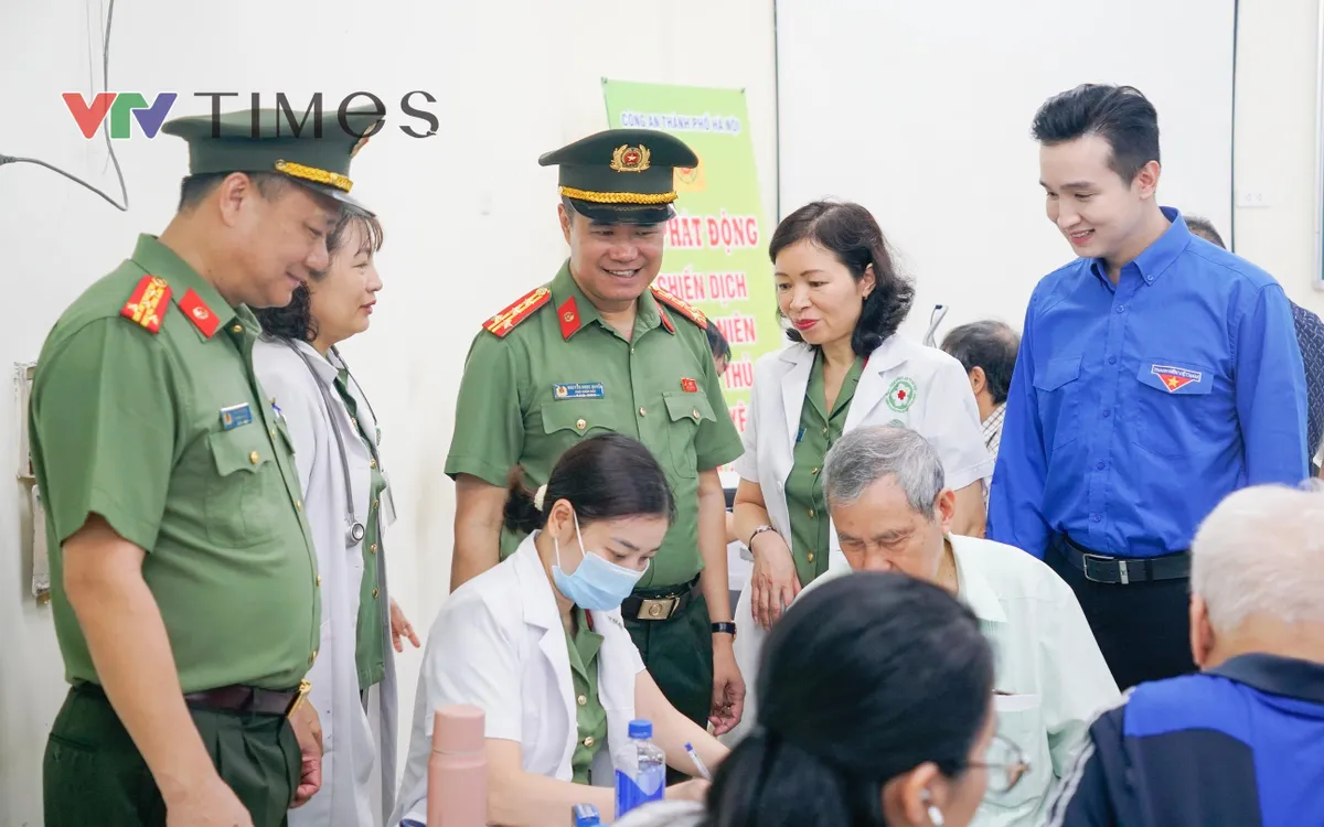 Công an TP Hà Nội tổ chức khám bệnh, cấp phát thuốc miễn phí cho gia đình chính sách, người có công và quần chúng nhân dân. (ảnh: Phùng Anh)