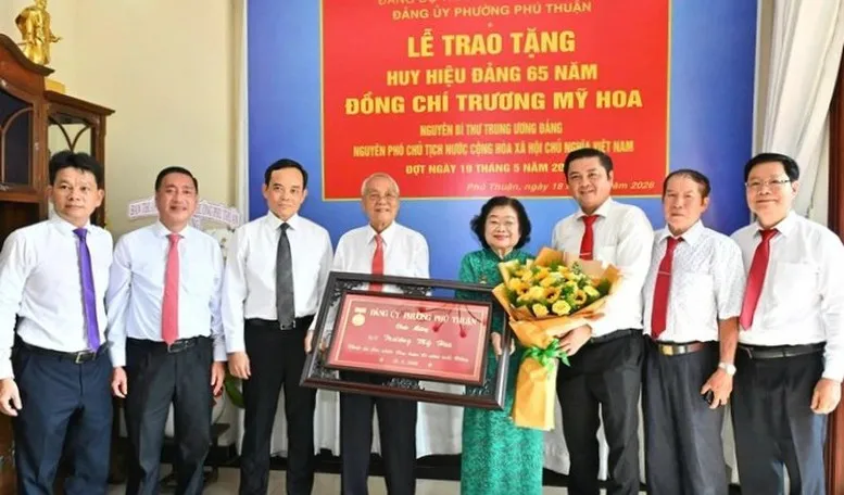 Bí thư Thành ủy TP Hồ Chí Minh trao Huy hiệu 65 năm tuổi Đảng cho nguyên Phó Chủ tịch nước Trương Mỹ Hoa- Ảnh 1. Bí thư Thành ủy TP Hồ Chí Minh trao Huy hiệu 65 năm tuổi Đảng cho nguyên Phó Chủ tịch nước Trương Mỹ Hoa- Ảnh 1.