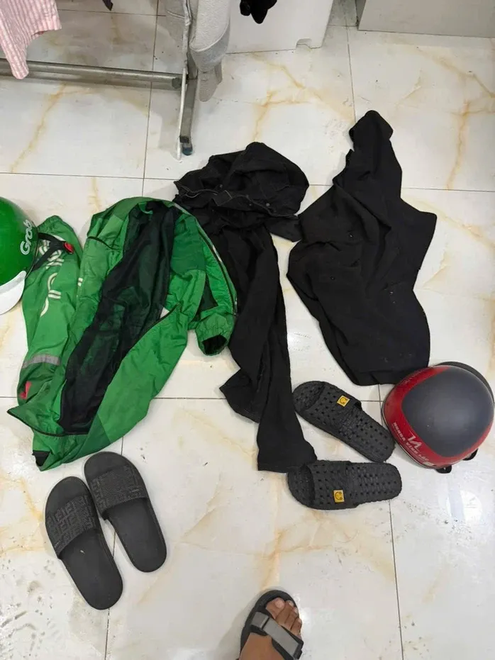 Bắt giữ 2 người tạt sơn pha mắm t&ocirc;m v&agrave;o nhiều nh&agrave; d&acirc;n ở TPHCM v&igrave; m&acirc;u thuẫn mua b&aacute;n &ocirc; t&ocirc;- Ảnh 2.