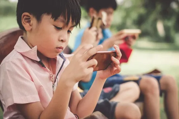 Trẻ lệ thuộc thiết bị điện tử dễ chậm n&oacute;i, rối loạn h&agrave;nh vi- Ảnh 1.