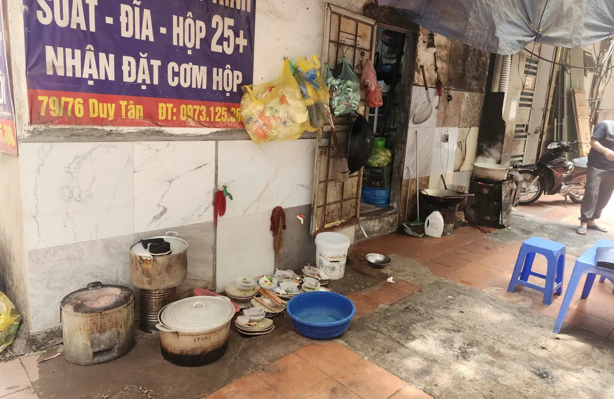 Qu&aacute;n cơm lấn chiếm ng&otilde; đi bị phạt 25 triệu đồng v&igrave; kh&ocirc;ng c&oacute; giấy chứng nhận đủ điều kiện an to&agrave;n thực phẩm - Ảnh 1.