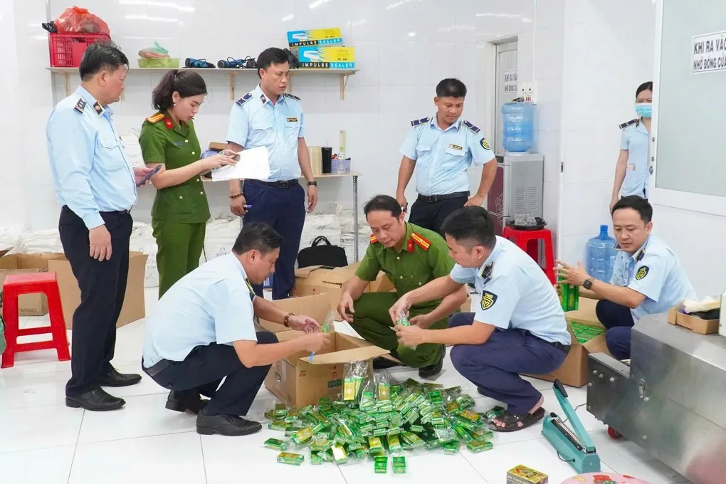Triệt phá đường dây sản xuất hơn 27.000 chai dầu gió giả nhãn hiệu Eagle Brand- Ảnh 1. Triệt phá đường dây sản xuất hơn 27.000 chai dầu gió giả nhãn hiệu Eagle Brand- Ảnh 1.