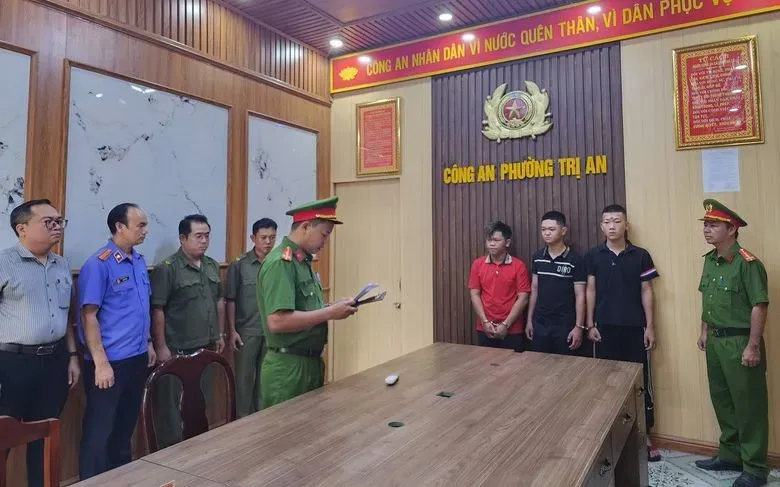Khởi tố nh&oacute;m đối tượng n&eacute;m &ldquo;bom xăng&rdquo; v&agrave;o nh&agrave; d&acirc;n v&igrave; m&acirc;u thuẫn c&aacute; nh&acirc;n- Ảnh 1.