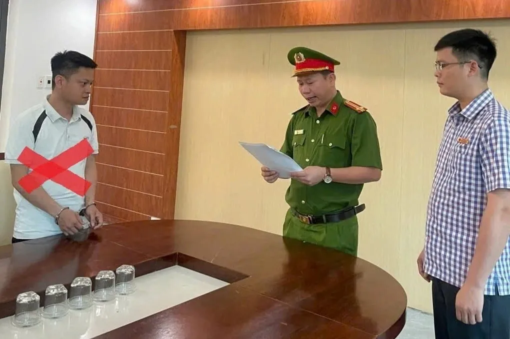 Nguy&ecirc;n c&aacute;n bộ giải ph&oacute;ng mặt bằng bị bắt v&igrave; lừa chuyển đổi đất, chiếm đoạt 180 triệu đồng- Ảnh 1.