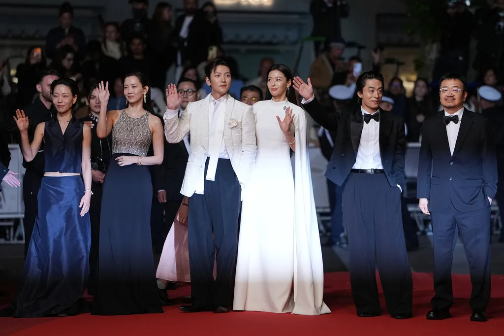 Phim của Jun Ji Hyun và Ji Chang Wook nhận tràng pháo tay nhiệt liệt tại LHP Cannes- Ảnh 1. Phim của Jun Ji Hyun và Ji Chang Wook nhận tràng pháo tay nhiệt liệt tại LHP Cannes- Ảnh 1.