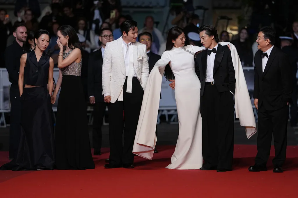 Phim của Jun Ji Hyun và Ji Chang Wook nhận tràng pháo tay nhiệt liệt tại LHP Cannes- Ảnh 2. Phim của Jun Ji Hyun và Ji Chang Wook nhận tràng pháo tay nhiệt liệt tại LHP Cannes- Ảnh 2.