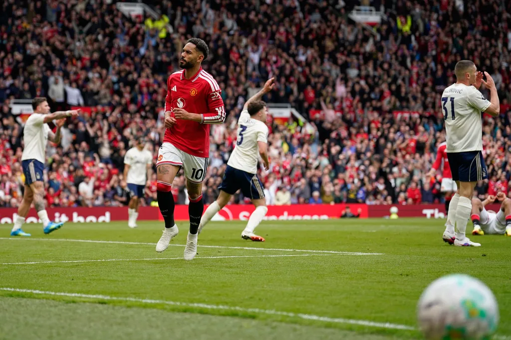 Bruno Fernandes chạm cột mốc lịch sử, MU thắng nghẹt thở tại Old Trafford- Ảnh 1.