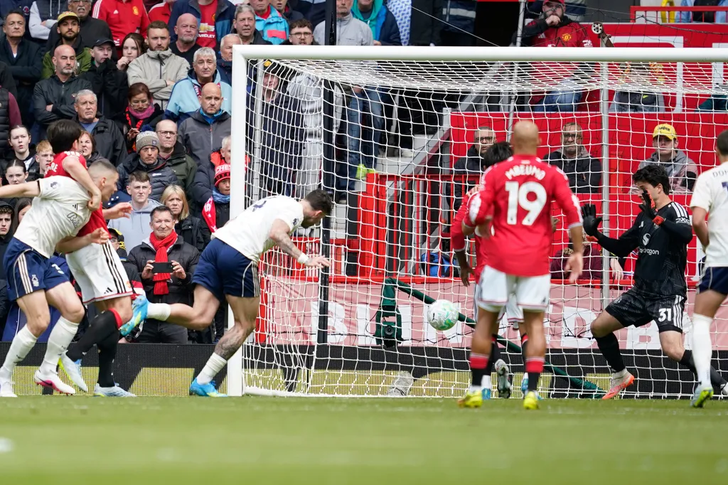 Bruno Fernandes chạm cột mốc lịch sử, MU thắng nghẹt thở tại Old Trafford- Ảnh 2.
