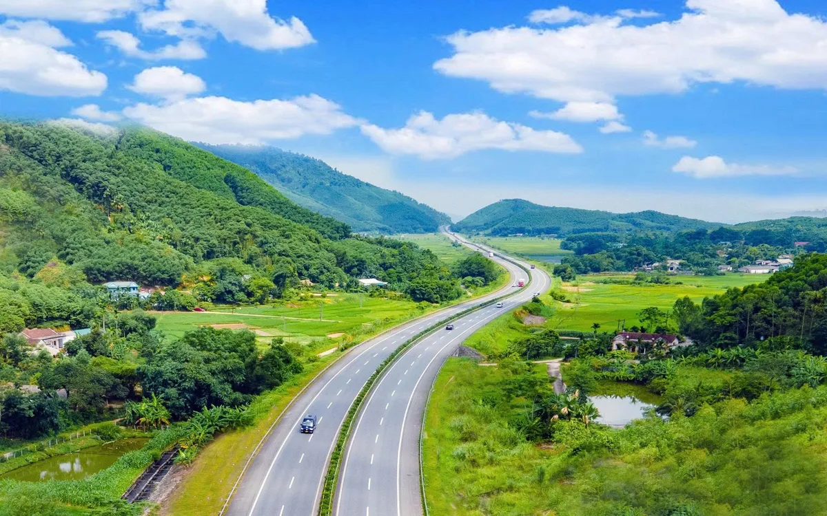 Dự án mở rộng đoạn Yên Bái - Lào Cai (thuộc cao tốc Nội Bài - Lào Cai) từ 2 lên 4 làn xe đang được khẩn trương thi công - Ảnh: VEC