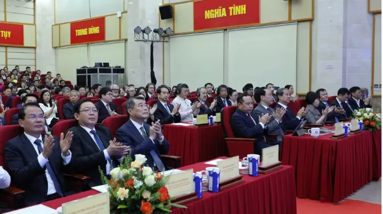 Từng bước l&agrave;m chủ c&aacute;c c&ocirc;ng nghệ chiến lược, khẳng định vị thế Việt Nam trong kỷ nguy&ecirc;n số- Ảnh 3.