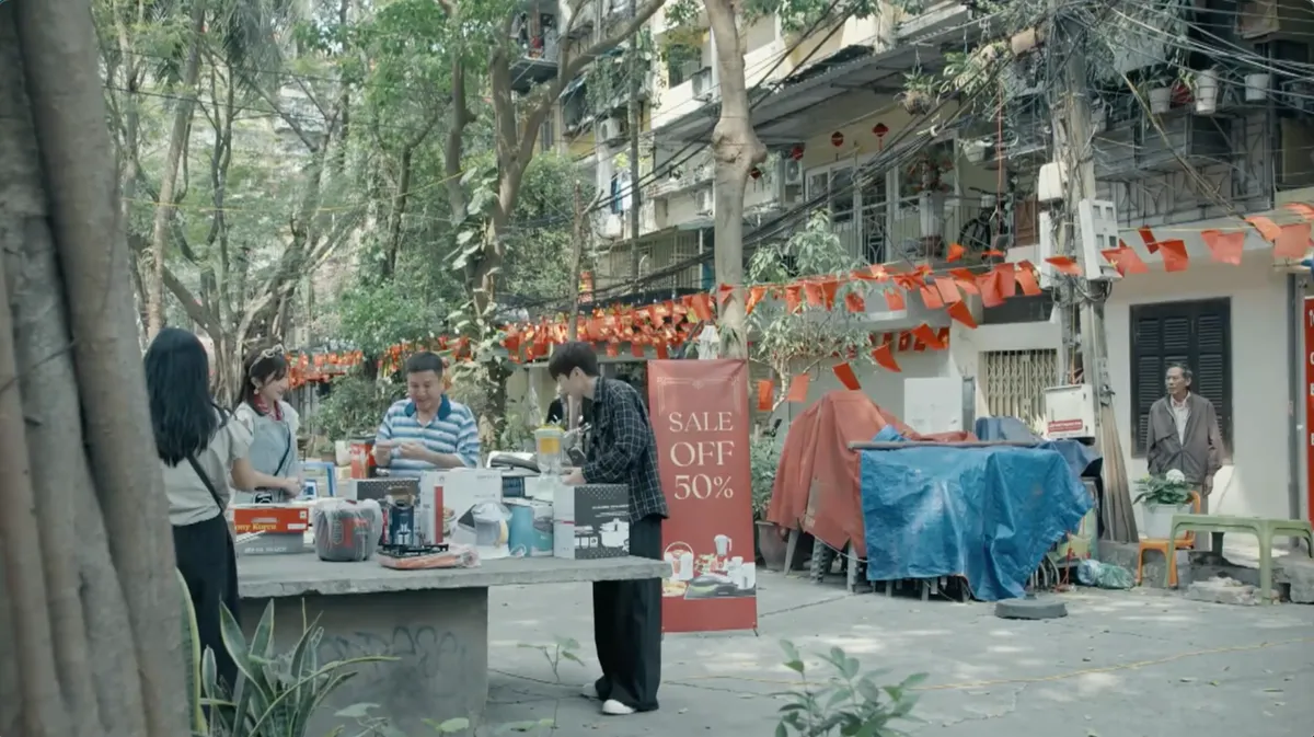 Dưới ô cửa sáng đèn - Tập 1: Cha con ông Lương lo sốt vó khi Vân bán hàng khuyến mãi - Ảnh 3.