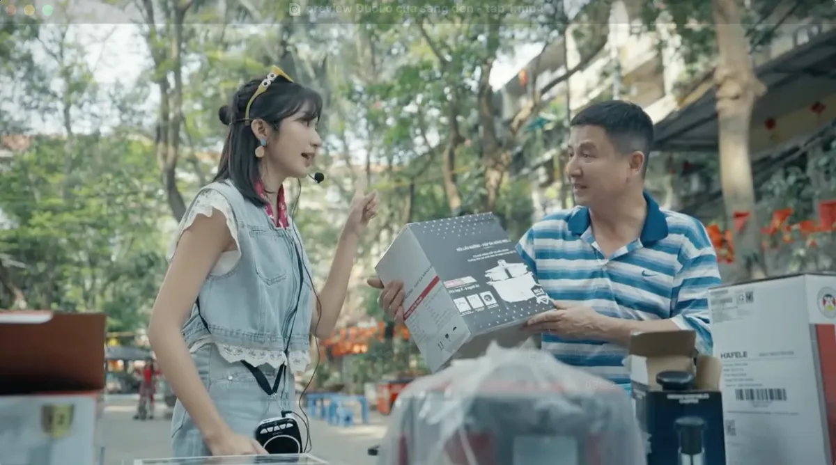 Dưới ô cửa sáng đèn - Tập 1: Cha con ông Lương lo sốt vó khi Vân bán hàng khuyến mãi - Ảnh 1.